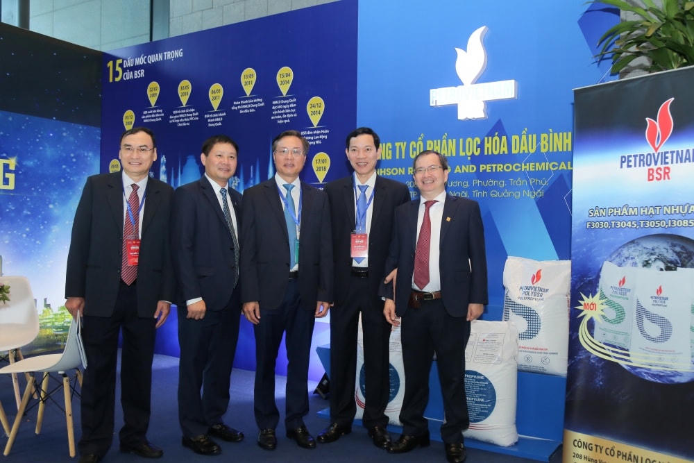 Thành viên HĐTV Petrovietnam Bùi Minh Tiến tham quan gian triển lãm của BSR.