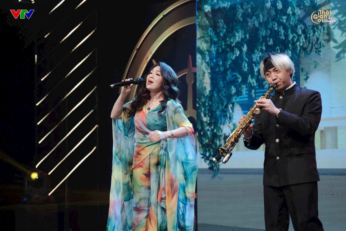 Nghệ sỹ Nhân dân Thái Bảo và con trai - nghệ sỹ saxophone Bảo Anh biểu diễn trong chương trình 