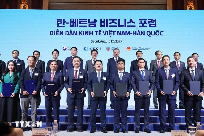 Tổng Bí thư Tô Lâm và Thủ tướng Hàn Quốc Kim Min Seok chứng kiến các đơn vị, doanh nghiệp trao thỏa thuận hợp tác. (Ảnh: Thống Nhất/TTXVN) ttxvn-tong-bi-thu-to-lam-va-thu-tuong-han-quoc-du-dien-dan-kinh-te-viet-nam-han-quoc-10.jpg