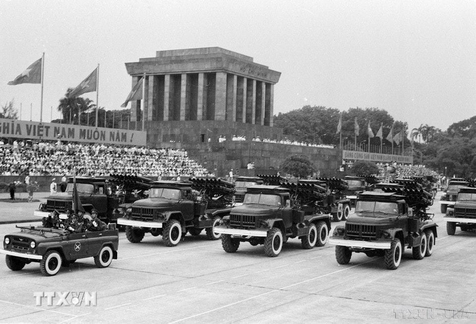 Khối xe hỏa tiễn tiến qua lễ đài. (Ảnh: Kim Hùng/TTXVN)