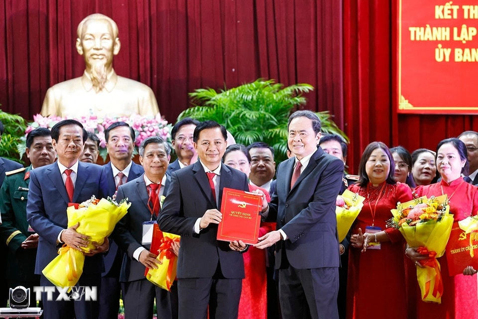 Chủ tịch Quốc hội Trần Thanh Mẫn trao Quyết định của Thủ tướng Chính phủ chỉ định Chủ tịch, Phó Chủ tịch Ủy ban nhân dân thành phố Cần Thơ. (Ảnh: Doãn Tấn/TTXVN)