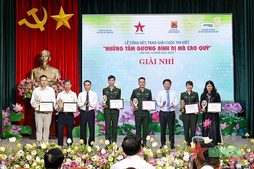 rưởng ban Tuyên giáo Trung ươngT rần Thanh Lâm và Phó chủ tịch thường trực Hội Nhà báo Việt Nam Nguyễn Đức Lợi,trao giải nhì cho các tác giả. Ảnh: qdnd.vn.