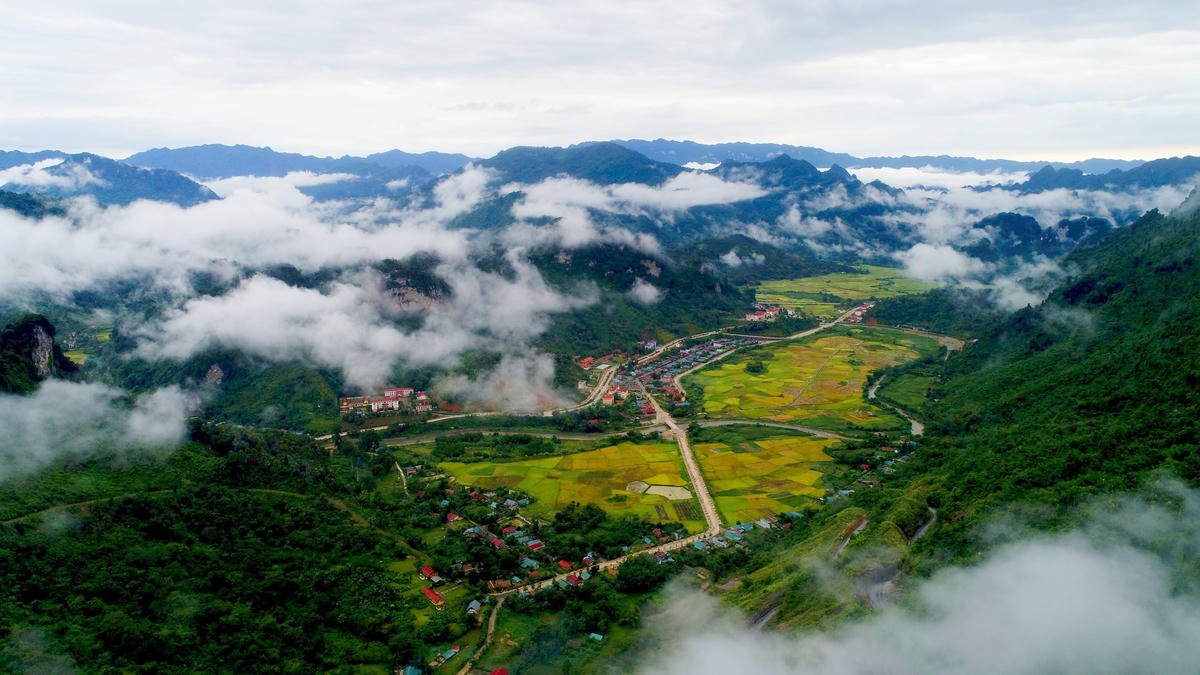 Cảnh sắc mùa thu của Nà Hang- Lâm Bình quá tuyệt vời, nhiệt độ chỉ từ 22-25 độ, không khó để chiêm ngưỡng mây trắng lang thang ngay trên những mái nhà.