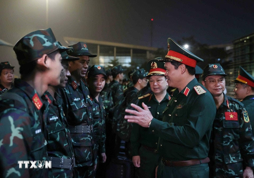 Thượng tướng Vũ Hải Sản, Thứ trưởng Bộ Quốc phòng đón và động viên khích lệ tinh thần lực lượng cứu hộ, cứu nạn hoàn thành nhiệm vụ tại Myanmar trở về. (Ảnh: TTXVN)