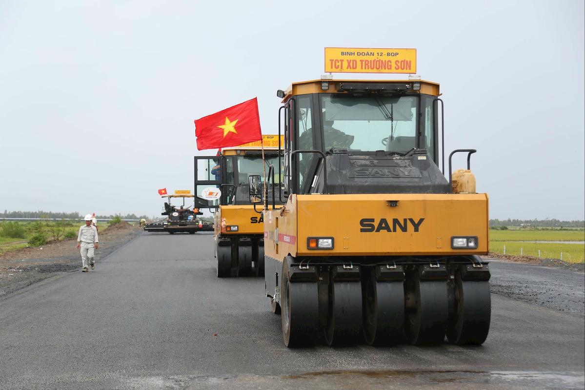 Dự án cao tốc Cần Thơ - Cà Mau có chiều dài hơn 110 km, gồm hai dự án thành phần là Cần Thơ - Hậu Giang và Hậu Giang-Cà Mau. Ông Trần Văn Thi - Giám đốc Ban Quản lý dự án Mỹ Thuận cho biết, sản lượng thi công dự án thành phần Cần Thơ - Hậu Giang đạt 76%; đoạn Hậu Giang - Cà Mau đạt khoảng 70%. Hiện các nhà thầu đã huy động gần 2.450 kỹ sư, công nhân triển khai 139 mũi thi công trên toàn dự án. (ảnh: Thanh Tiến)