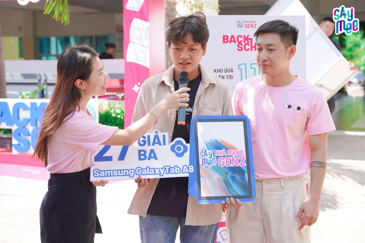 Niềm vui vỡ òa của các bạn sinh viên tại sự kiện khi “quà rơi trúng đầu”.