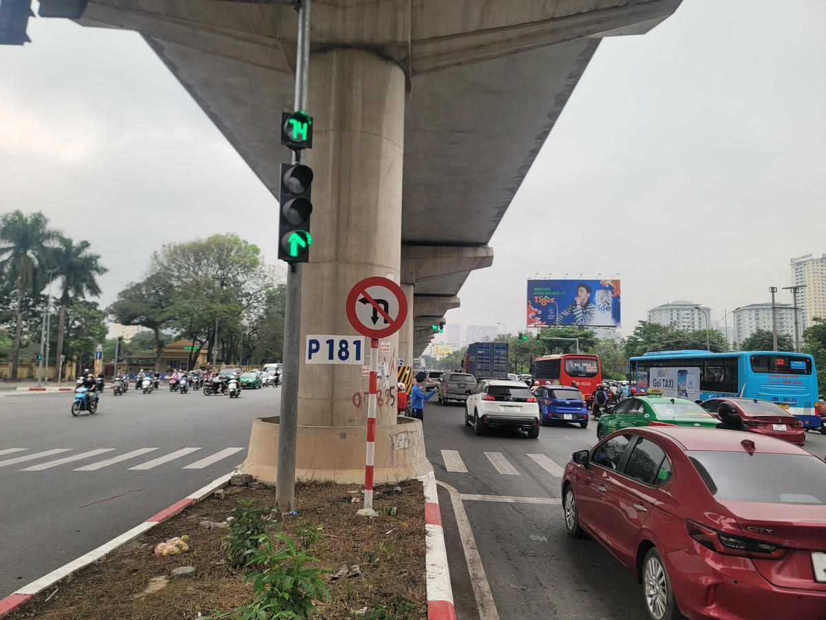 Phương tiện di chuyển hướng Hồ Tùng Mậu - Xuân Thuỷ không được quay đầu hoặc rẽ trái tại nút giao.