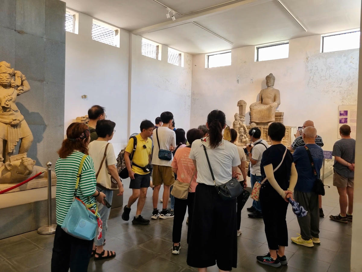 Du khách nước ngoài tham quan Bảo tàng (Vi Cầm)