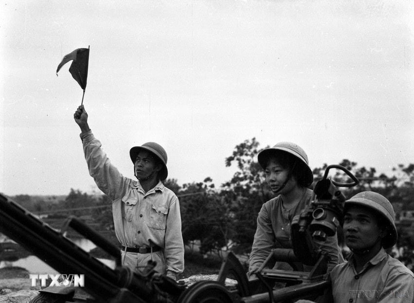 Dân quân tự vệ xã Yên Sở, huyện Thanh Trì (Hà Nội) luyện chắc tay súng, sẵn sàng chiến đấu, bảo vệ vùng trời Thủ đô, năm 1972. (Ảnh: Duy Nhân/TTXVN)