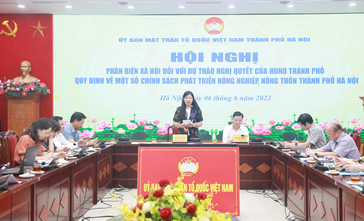 Bà Nguyễn Lan Hương, Chủ tịch Ủy ban MTTQ Việt Nam thành phố Hà Nội phát biểu tại hội nghị.