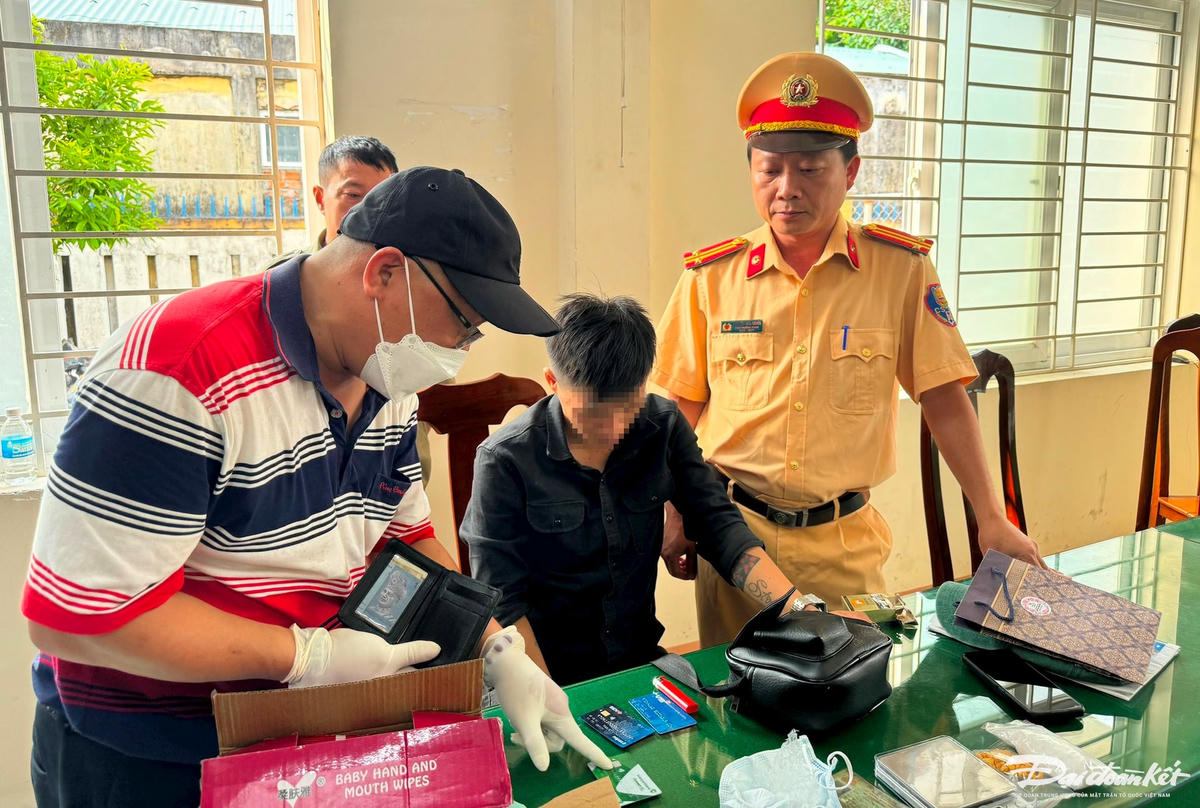 Lực lượng Công an bắt người đàn ông vận chuyển ma túy trái phép.