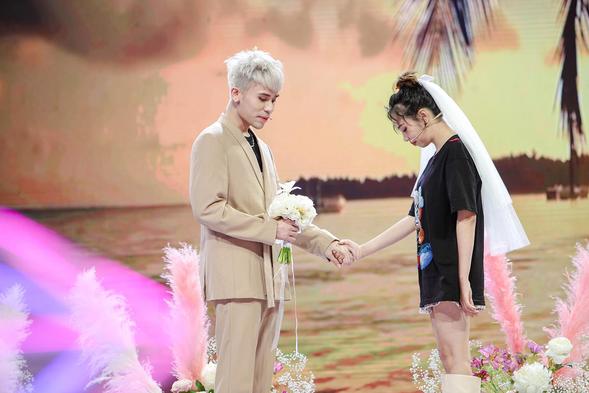 Phương Đông đề nghị nắm tay Chi Nguyễn để cảm nhận rõ hơn tình cảm của mình. Ảnh: Perfect Universe.