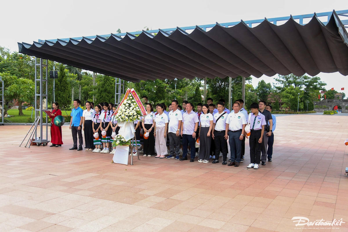 Trong khuôn khổ chương trình, đoàn đã đến dâng hoa, dâng hương viếng Anh hùng liệt sĩ tại Khu di tích lịch sử Quốc gia đặc biệt Thành Cổ Quảng Trị. Ảnh: Đỗ Văn.