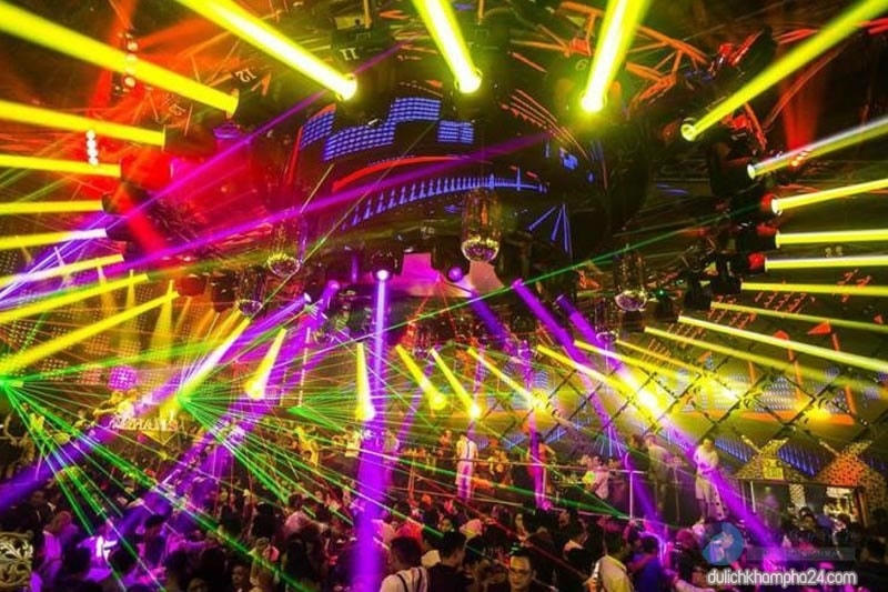 Một số quán karaoke, vũ trường ngưng hoạt động để sửa chữa.