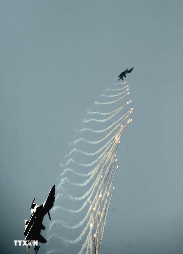 Màn trình diễn phun bẫy nhiệt của máy bay tiêm kích Su-30MK2 trên bầu trời Thành phố Hồ Chí Minh. (Ảnh: TTXVN)