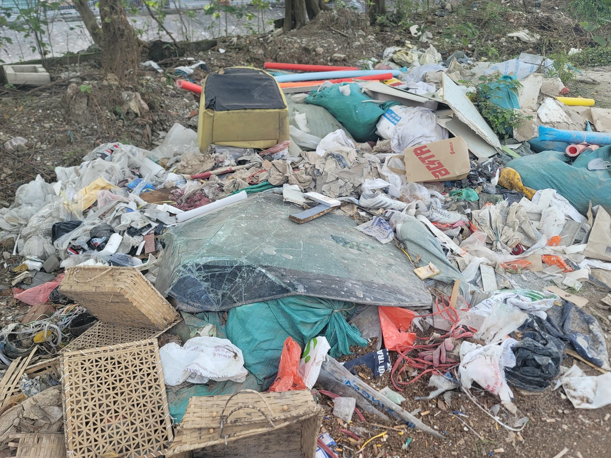 Rác thải sinh hoạt, phế liệu xây dựng, đồ gia dụng hư hỏng,... tất cả đều có thể được tập kết tại khu vực này.