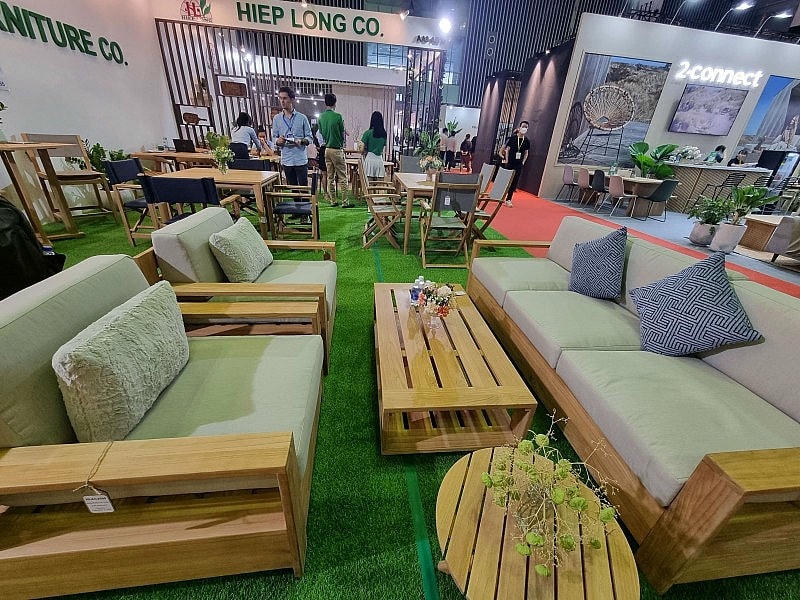 Doanh nghiệp gỗ siêng năng đi hội chợ quốc tế để tìm kiếm đơn hàng mới.