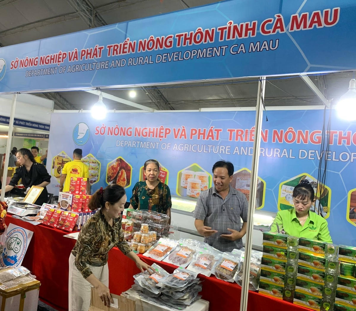 Gian hàng giới thiệu sản phẩm đặc trưng của tỉnh Cà Mau. (Ảnh: V.Phong)