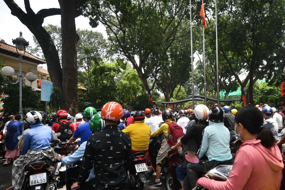 Người dân xếp hàng dài chờ gởi xe, mua vé tại Thảo cầm viên Sài Gòn.