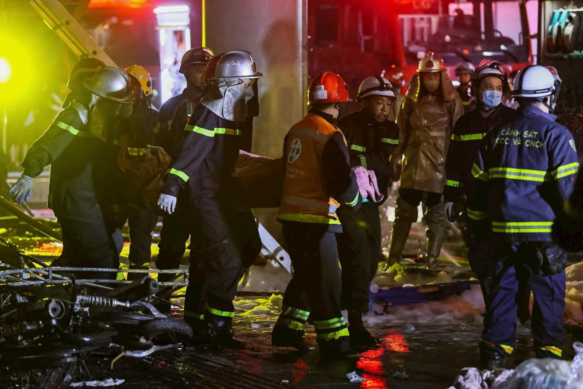 Nạn nhân vụ cháy được đưa ra khỏi hiện trường. Rạng sáng 19/12, trao đổi với báo chí, lãnh đạo Công an quận Bắc Từ Liêm, TP Hà Nội thông tin, vụ hỏa hoạn khiến ít nhất 10 người tử vong. Các nạn nhân đã được đưa vào Bệnh viện 198. Ảnh: Quang Vinh.