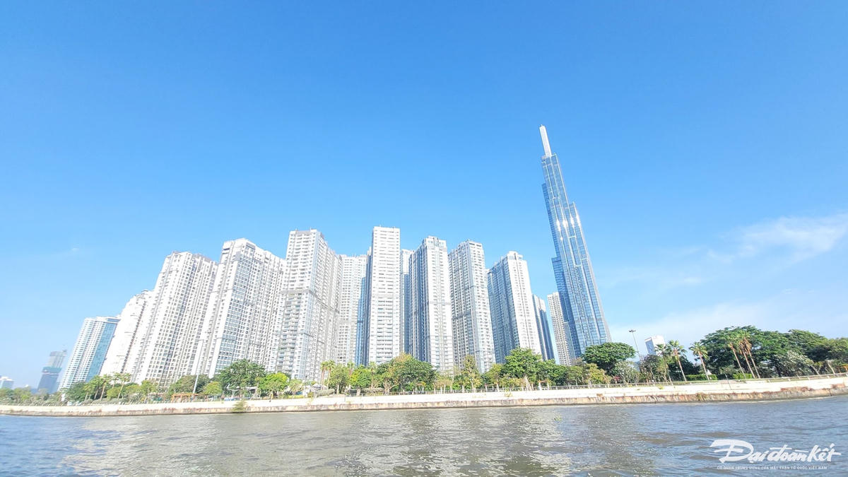 Một địa điểm đoàn công tác khảo sát tại bờ sông Sài Gòn, đoạn qua quận Bình Thạnh (TP HCM). Đây cũng là điểm thường xuyên được lựa chọn bắn pháo hoa vào các dịp lễ lớn của TP HCM và cả nước. (Ảnh: H.Phúc).