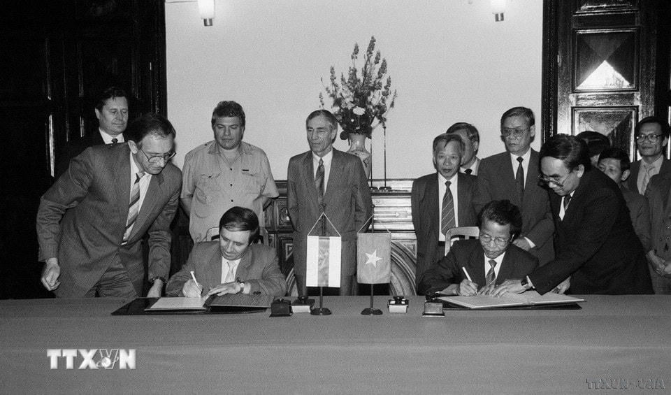 Phó Chủ tịch Hội đồng Bộ trưởng Trần Đức Lương và Phó Chủ tịch Hội đồng Bộ trưởng Nikolay Kostikov ký Hiệp định hợp tác Việt Nam-Belarus (Hà Nội, 19/3/1992). (Ảnh: Xuân Tuân/TTXVN)