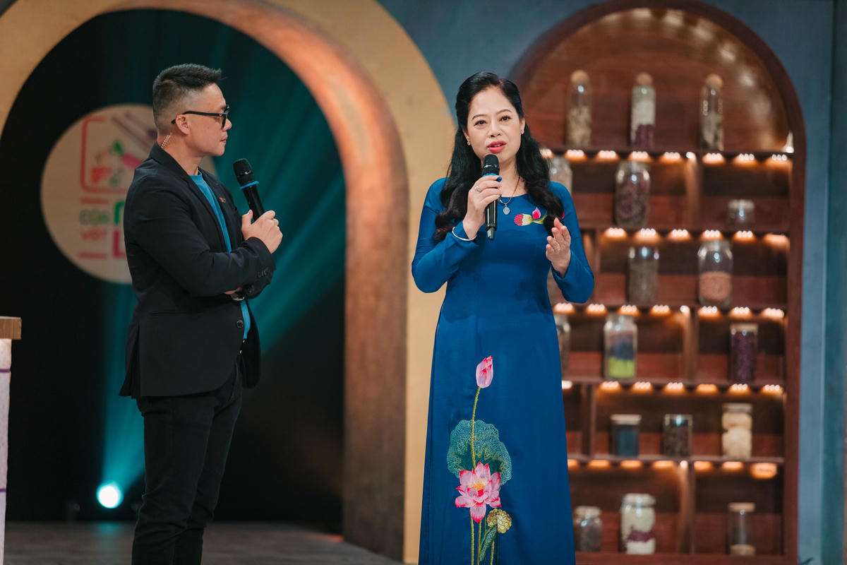 Bên cạnh vai trò là giám khảo khách mời, NSND Thúy Hường khuấy động chương trình bằng những câu hát quan họ ngọt ngào, đằm thắm.