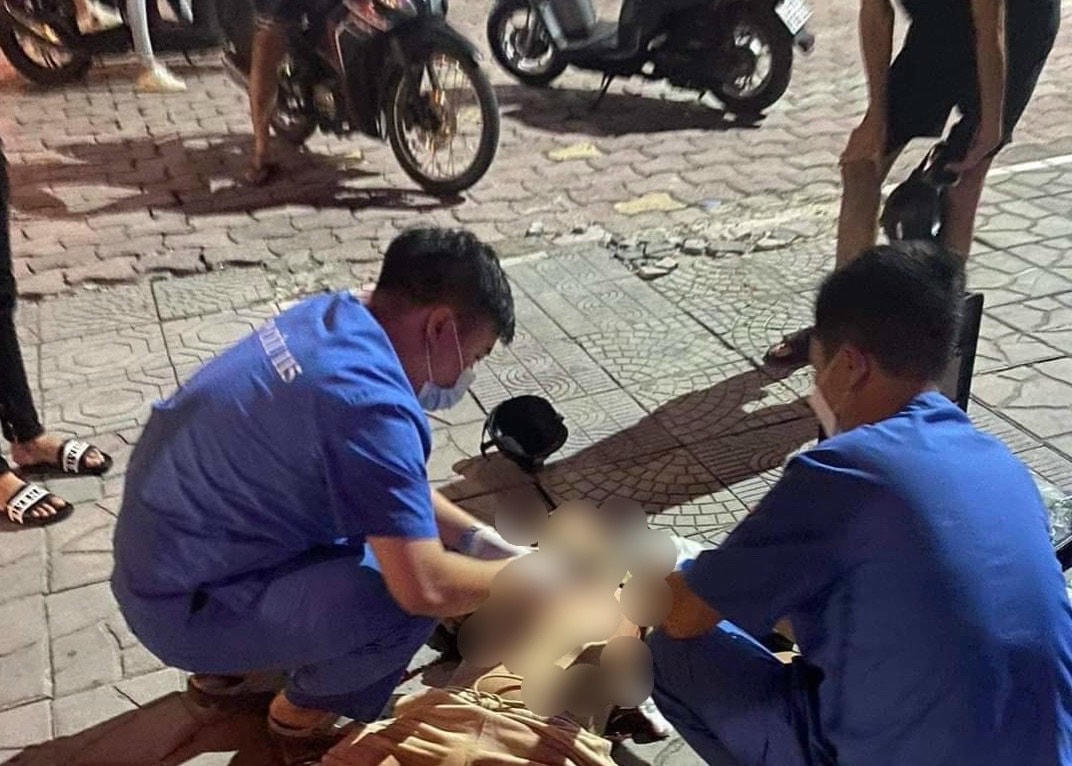 Nam thanh niên bị đâm gục trên phố Láng Hạ. Ảnh: