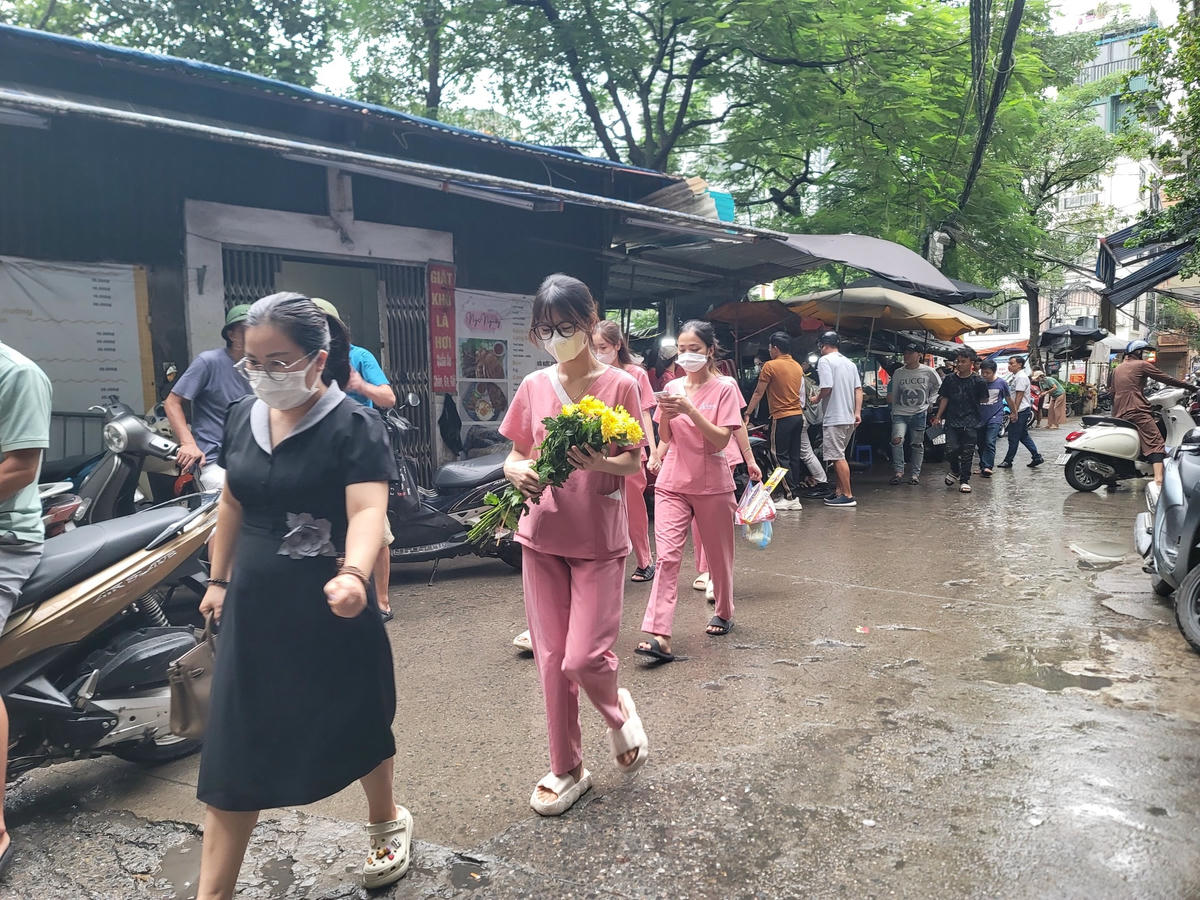 Nhiều cá nhân, tập thể đến đặt hoa tưởng niệm các nạn nhân.