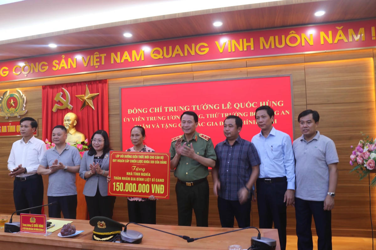 Nhiều gia đình thân nhân liệt sĩ Công an Nhân dân được hỗ trợ xây, sửa chữa nhà ở (Ảnh: CAQT).