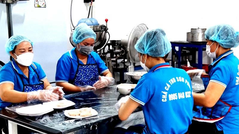 Chả cá thu Sơn Phương đã tận dụng nguồn nguyên liệu sẵn có tại chỗ, tạo công ăn việc làm cho nhiều lao động.