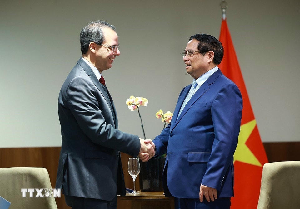 Thủ tướng Phạm Minh Chính tiếp ông José Serrador Neto, Phó Chủ tịch toàn cầu, Quan hệ đối ngoại Tập đoàn Embraer, Tập đoàn đa ngành, hoạt động chủ yếu trong lĩnh vực hàng không và công nghiệp vũ trụ. (Ảnh: Dương Giang/TTXVN)