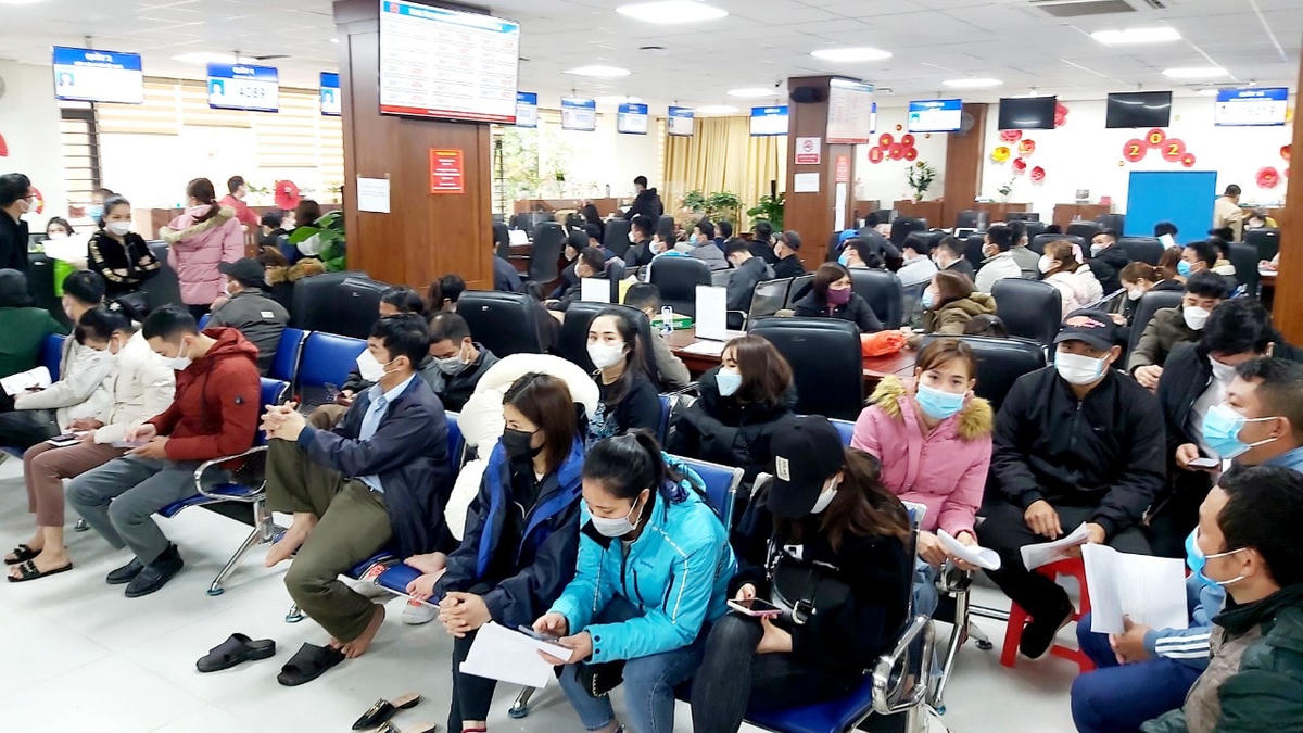 Đặc biệt, sau khi dịch được khống chế, số lượng người dân đến làm thủ tục lên tới hàng trăm người.