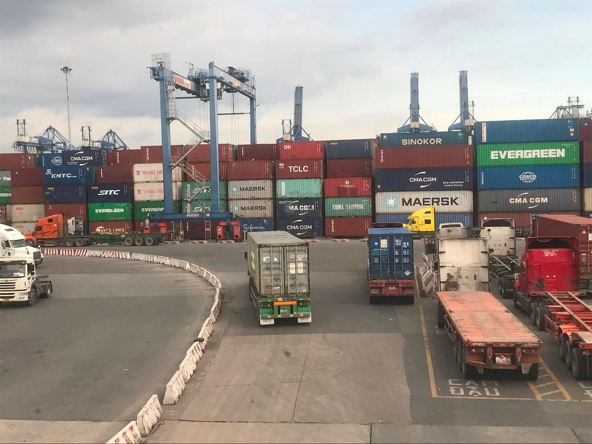 Lượng lớn hàng hóa được xuất khẩu đi các nước từ một số cảng biển của TP Hồ Chí Minh. Ảnh; T. H