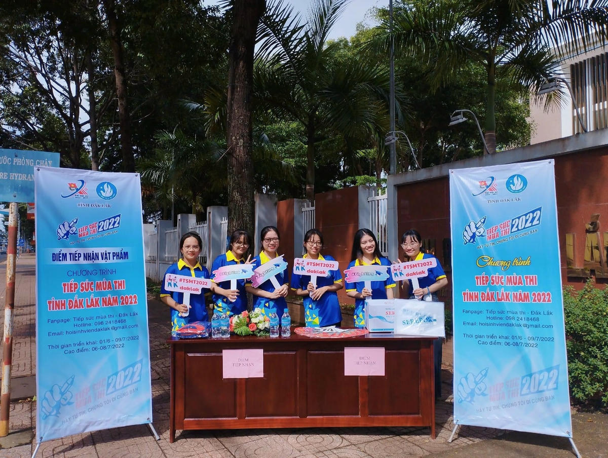 Đội hình tiếp sức mùa thi.