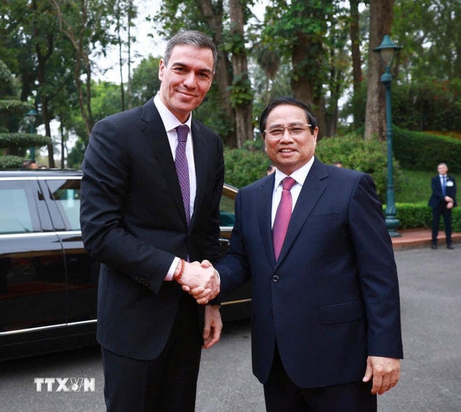 Thủ tướng Phạm Minh Chính đón Thủ tướng Tây Ban Nha Pedro Sánchez. (Ảnh: Dương Giang/TTXVN) ttxvn-thu-tuong-pham-minh-chinh-don-thu-tuong-tay-ban-nha-3.jpg