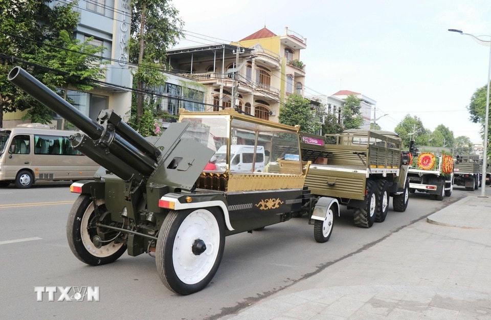 Đội nghi lễ sẵn sàng đi đón linh cữu nguyên Chủ tịch nước Trần Đức Lương. (Ảnh: Phạm Cường/TTXVN)