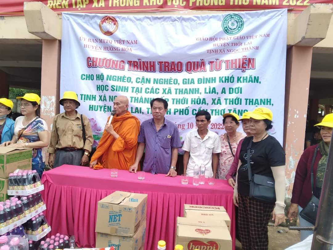 Ban Thường trực Ủy ban MTTQ Việt Nam huyện Hướng Hóa phối hợp với Tịnh xá Ngọc Thành trao quà cho gia đình hộ nghèo, cận nghèo và học sinh trên địa bàn.