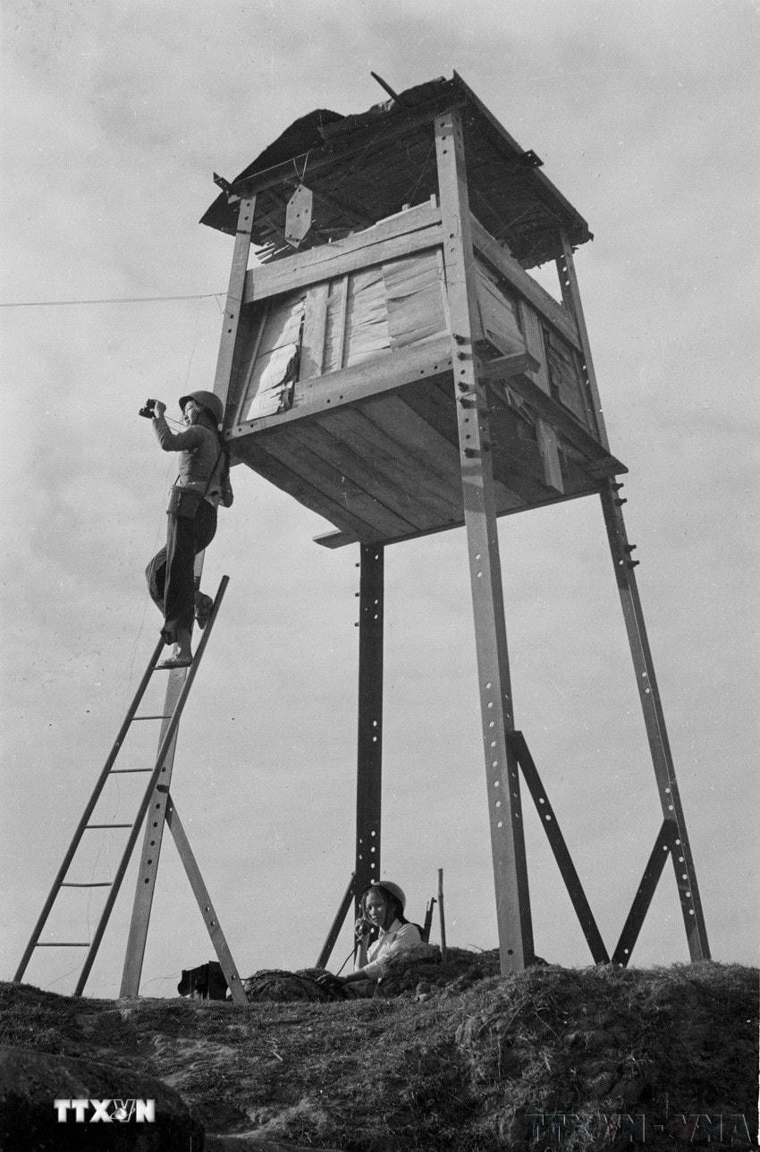 Dân quân xã Giang Biên, huyện Gia Lâm (Hà Nội) dựng trạm cảnh giác phục vụ chiến đấu phòng không trong những ngày chiến đấu ác liệt với máy bay B52 của giặc Mỹ, năm 1972. (Ảnh: Ngọc Quán/TTXVN)
