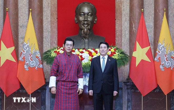 Chủ tịch nước Lương Cường và Quốc vương Bhutan Jigme Khesar Namgyel Wangchuck chụp ảnh chung. (Ảnh: Lâm Khánh/TTXVN) ttxvn-chu-tich-nuoc-chu-tri-le-don-quoc-vuong-bhutan-13.jpg