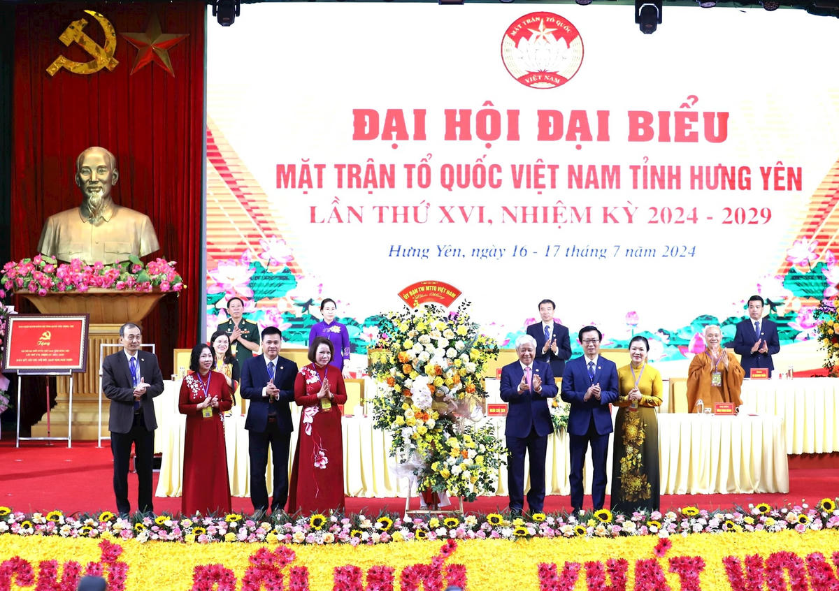 Ủy viên Bộ Chính trị, Bí thư Trung ương Đảng, Chủ tịch UBTƯ MTTQ Việt Nam Đỗ Văn Chiến cùng Phó Chủ tịch UBTƯ MTTQ Việt Nam Trương Thị Ngọc Ánh tặng hoa chúc mừng Đại hội.