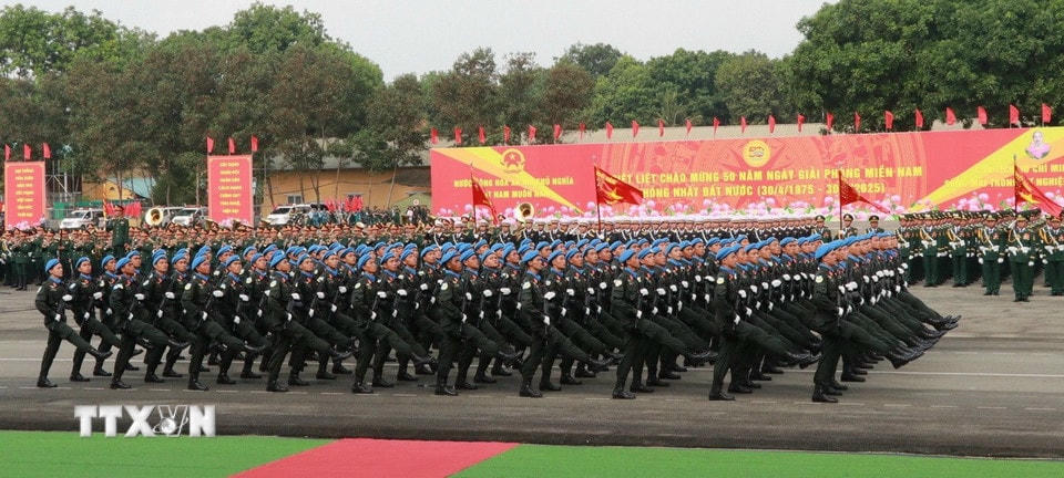 Khối lực lượng vũ trang hợp luyện diễu binh qua lễ đài. (Ảnh: Sỹ Tuyên/TTXVN)