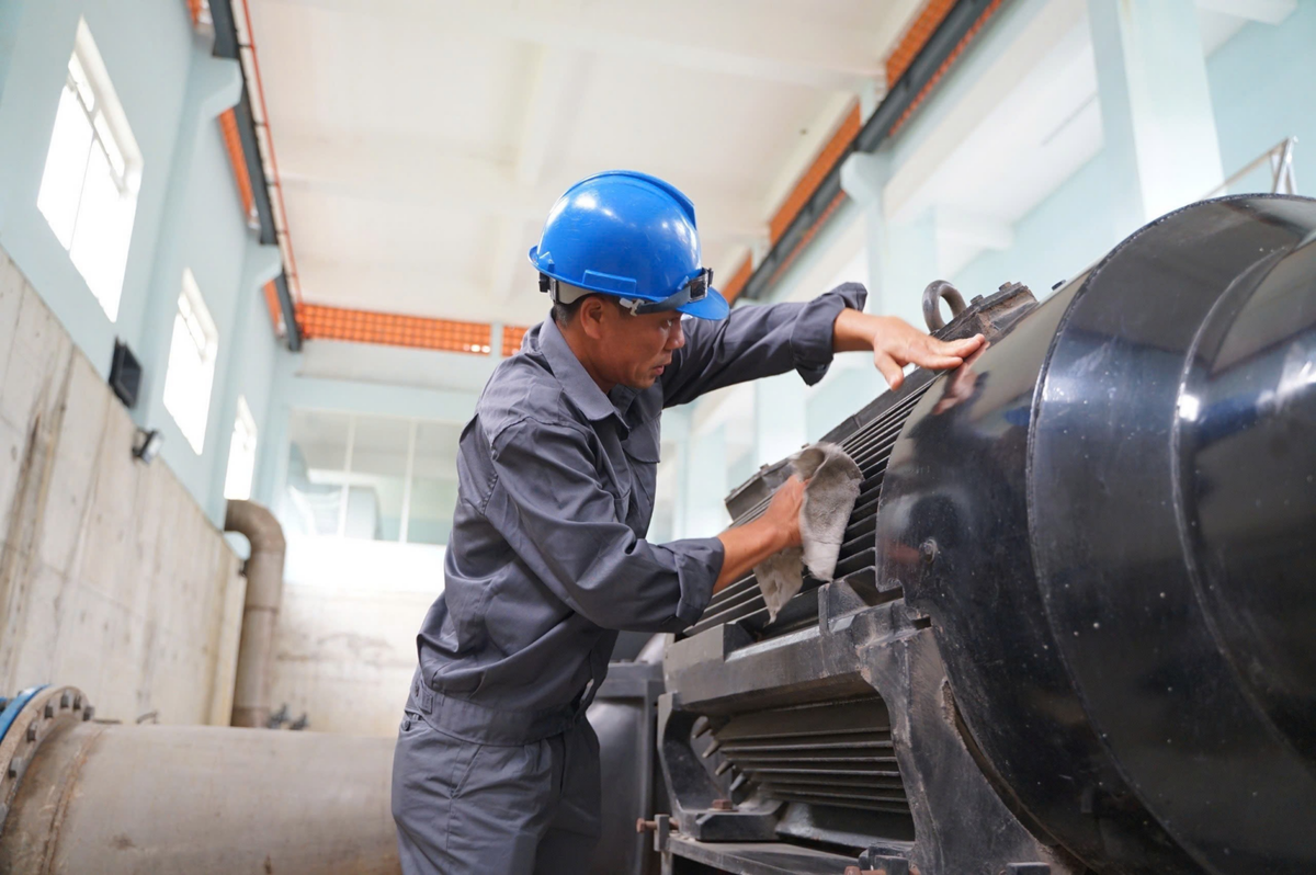 Nhân viên kỹ thuật thực hiện vệ sinh và kiểm tra thiết bị trong nhà máy – một phần trong công tác đảm bảo an toàn lao động định kỳ tại Công ty