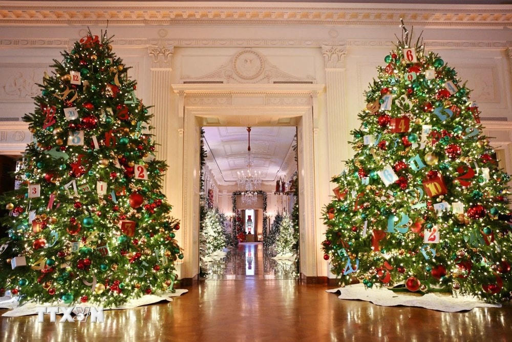 Nhà Trắng được trang hoàng rực rỡ đón Giáng Sinh, tại Washington, DC, Mỹ. (Ảnh: AFP/TTXVN)