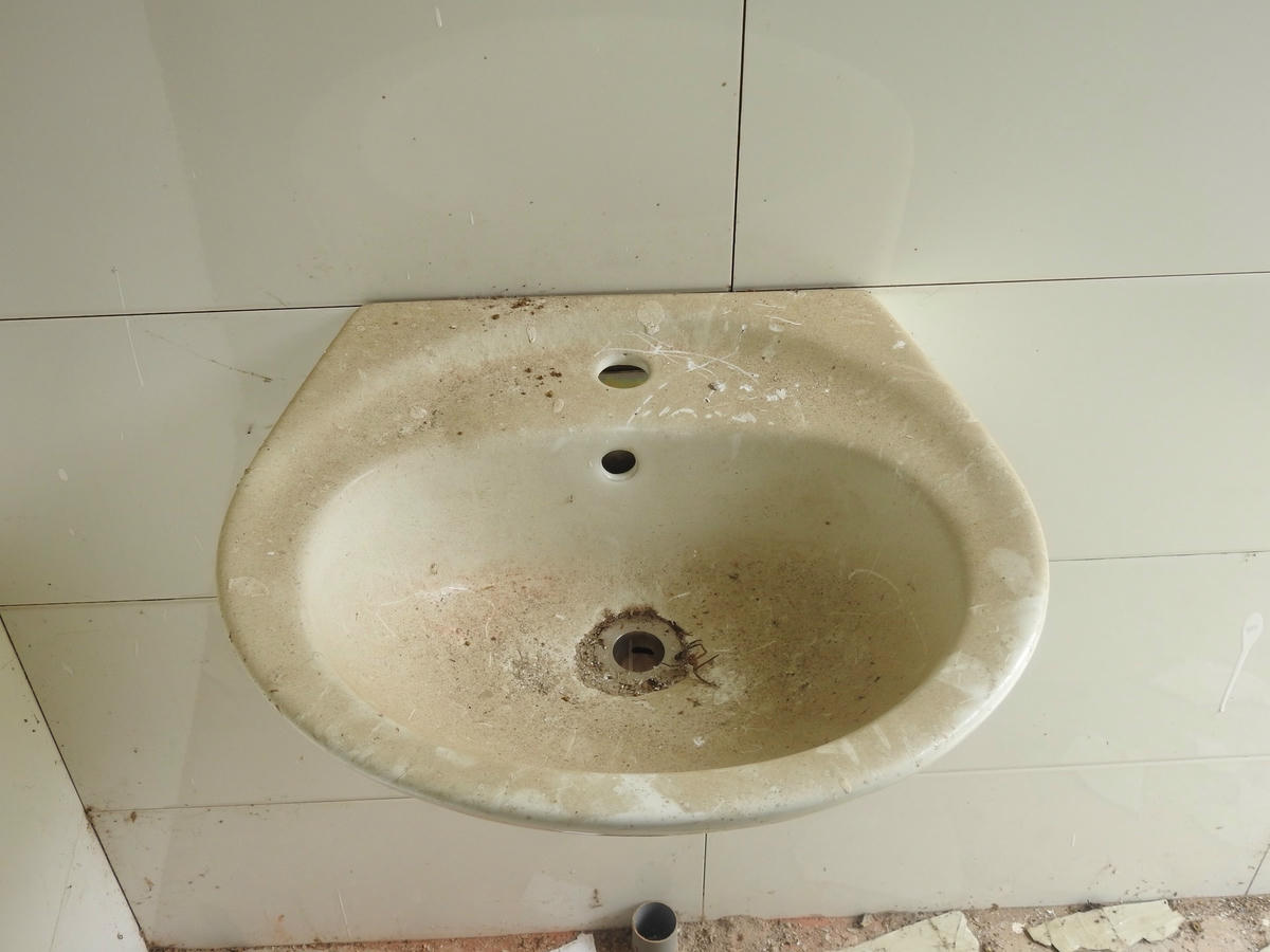 ... Nhiều vật dụng bị tháo trộm.