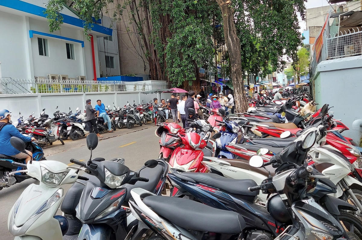 Nhiều tuyến đường của TP HCM sử dụng để giữ xe và kinh doanh, buôn bán.
