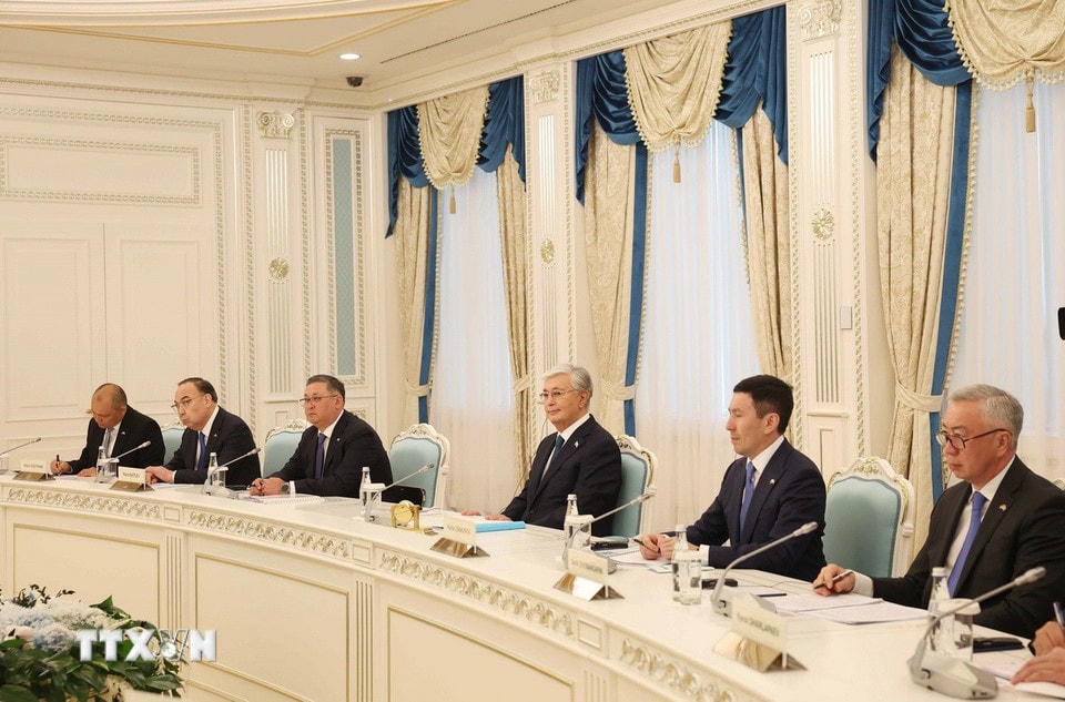 Tổng thống Kassym-Jomart Tokayev và đoàn Kazakhstan tại cuộc hội đàm cấp Nhà nước với Tổng Bí thư Tô Lâm. (Ảnh: Thống Nhất/TTXVN)