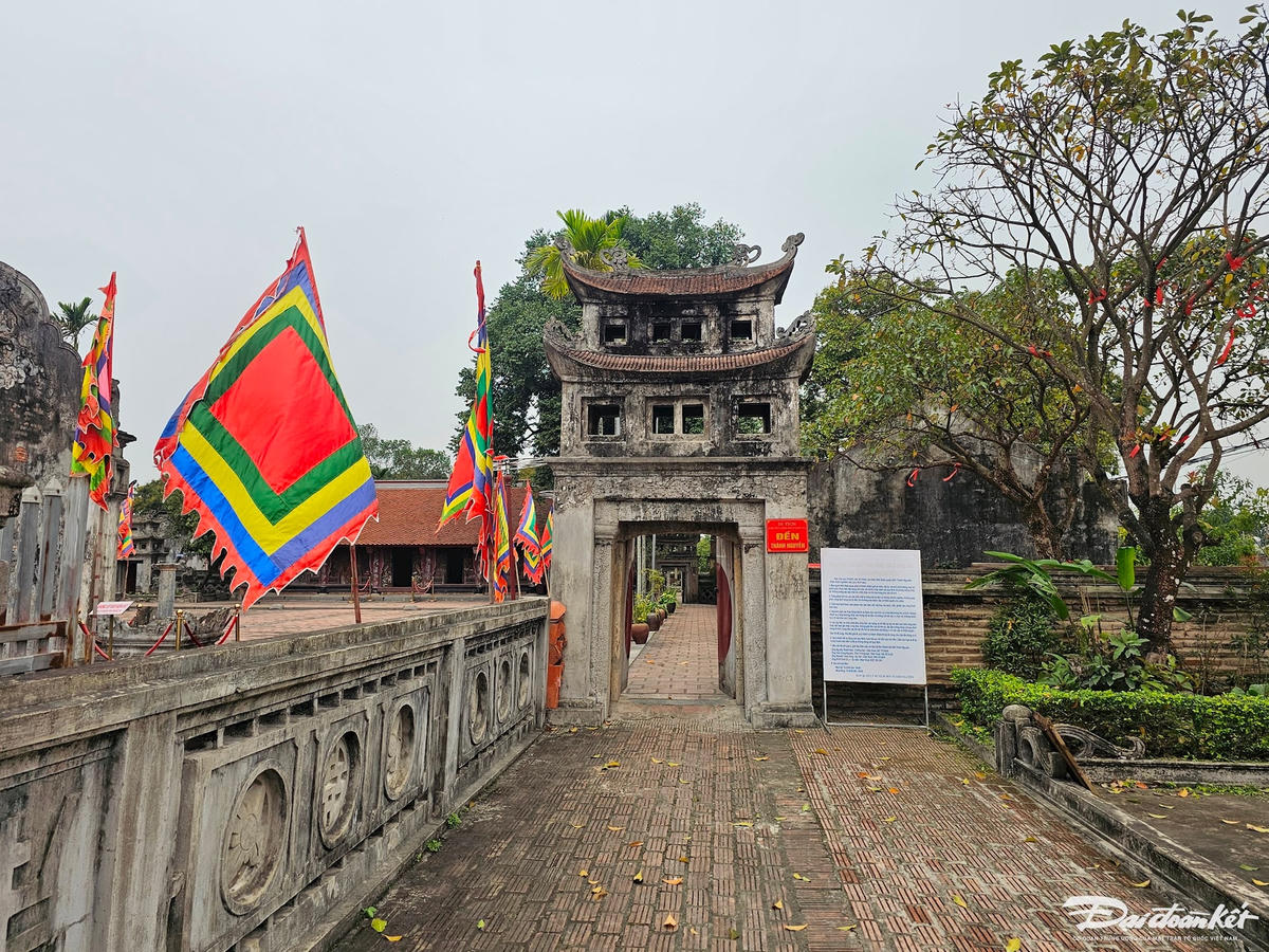  tài liệu lưu trữ tại UBND huyện Gia Viễn, Thiền sư Nguyễn Minh Không sinh năm 1065, mất năm 1141, tên thật là Nguyễn Chí Thành, là một trong những vị danh nhân kiệt xuất của lịch sử Việt Nam. Không chỉ là một thiền sư nổi tiếng thời Lý, ông còn là một danh y, người có công chữa bệnh cho vua Lý Thần Tông. Vì tài năng xuất chúng, nhân dân suy tôn ông là Đức Thánh Nguyễn. Ảnh: Đình Minh. 