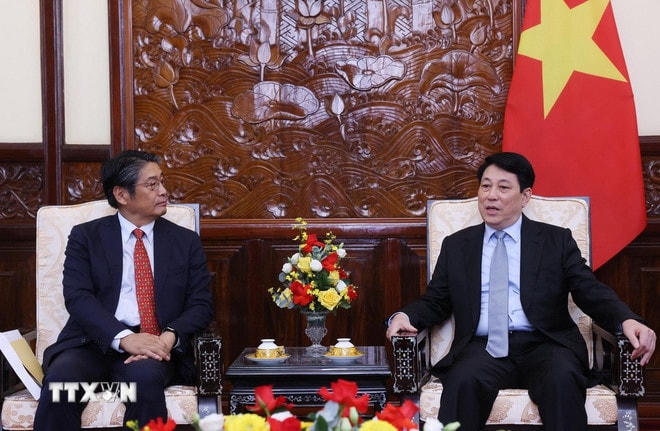 Chủ tịch nước Lương Cường tiếp Đại sứ Nhật Bản tại Việt Nam Ito Naoki. (Ảnh: Lâm Khánh/TTXVN) ttxvn-0606-chu-tich-nuoc-dai-su-viet-nam-nhat-ban-2.jpg