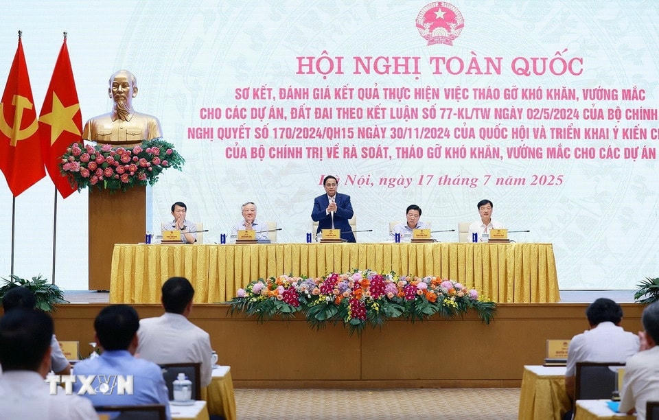 Thủ tướng Phạm Minh Chính chủ trì Hội nghị toàn quốc sơ kết, đánh giá kết quả thực hiện việc tháo gỡ khó khăn, vướng mắc cho các dự án, đất đai. (Ảnh: Dương Giang/TTXVN)